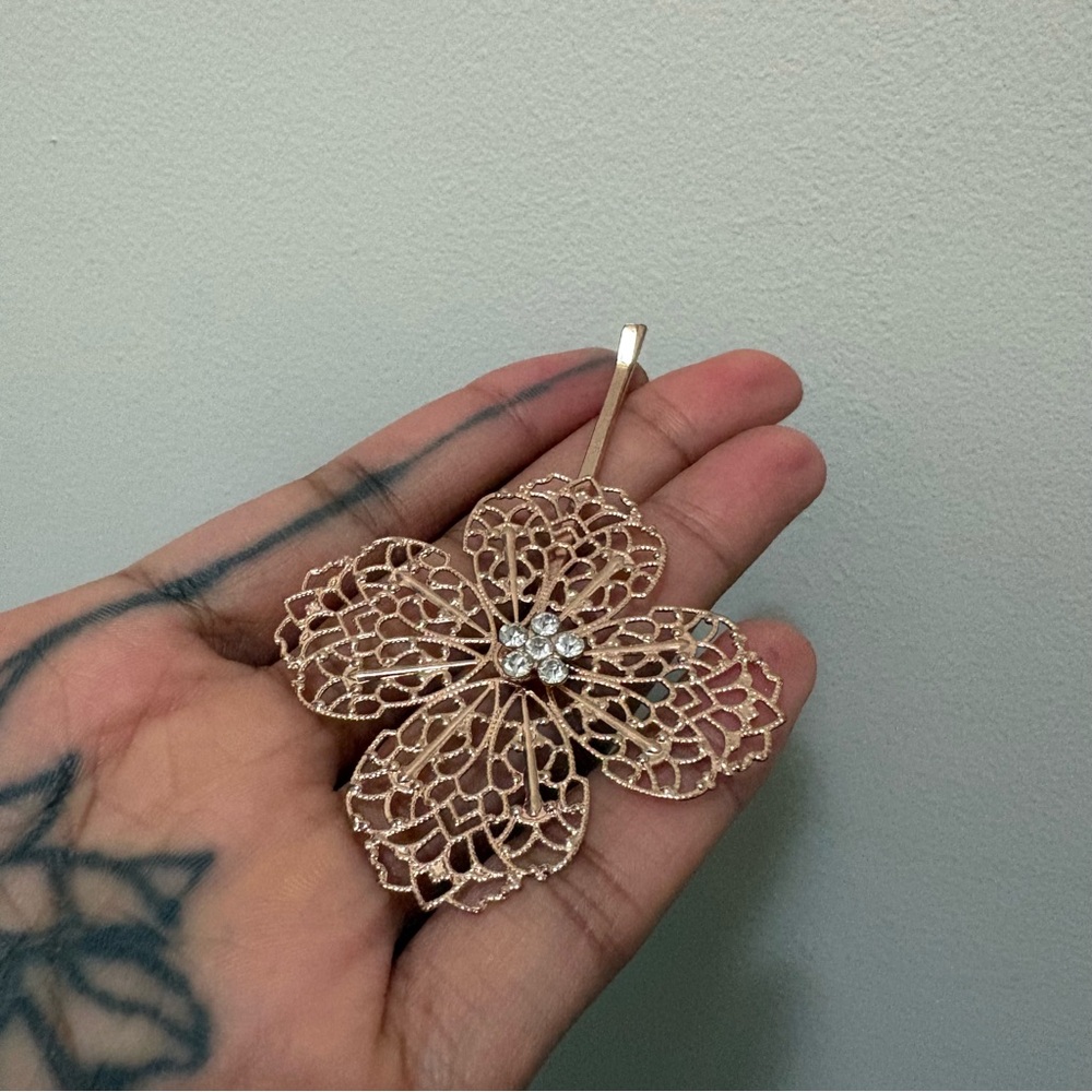 Elegant Gold Floral Hairpin